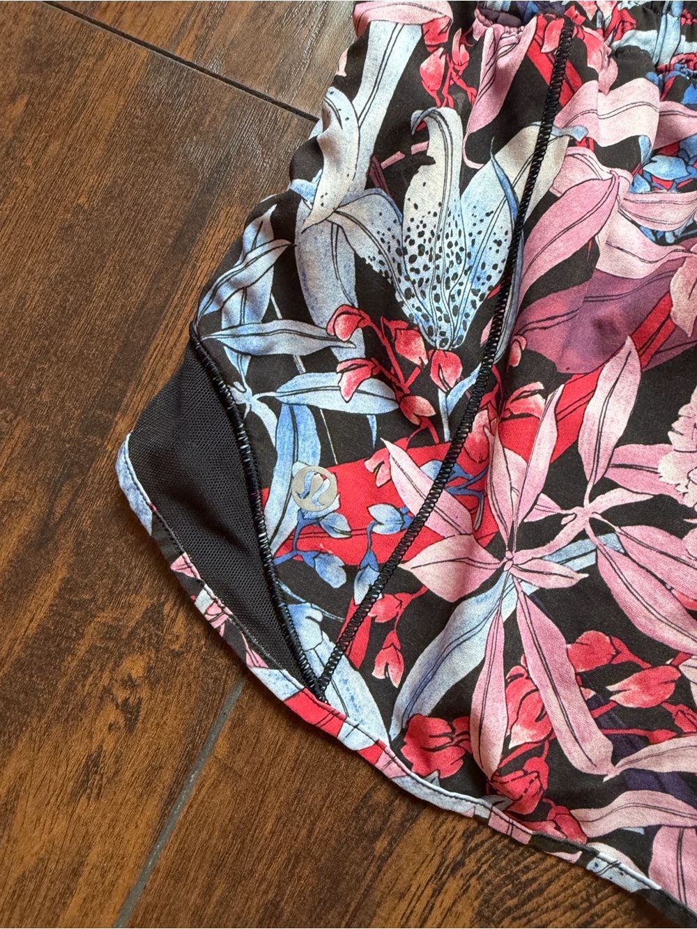 Lululemon Lush Lillies Hotty Hot Shorts 2.5” Inseam - Picture 3 of 4